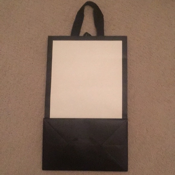 🔥AUTHENTIC🔥 GUCCI Gift Paper Bag 9” x 15-1/2” x 5-1/2” - Picture 3 of 4